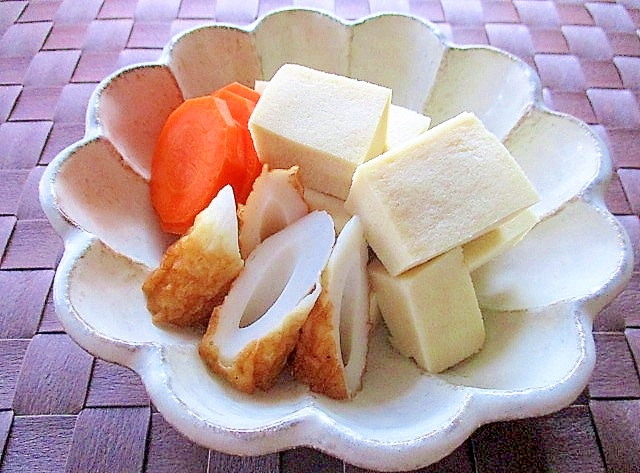花型の皿に盛り付けた高野豆腐とちくわの白だし煮