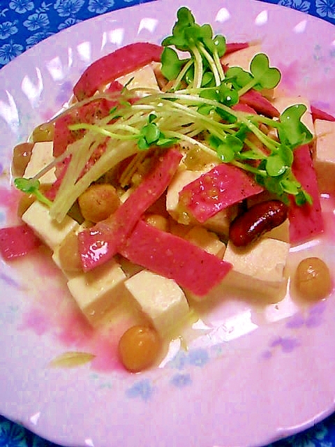 お皿に盛られたボロニアソーセージと豆腐と豆のサラダ