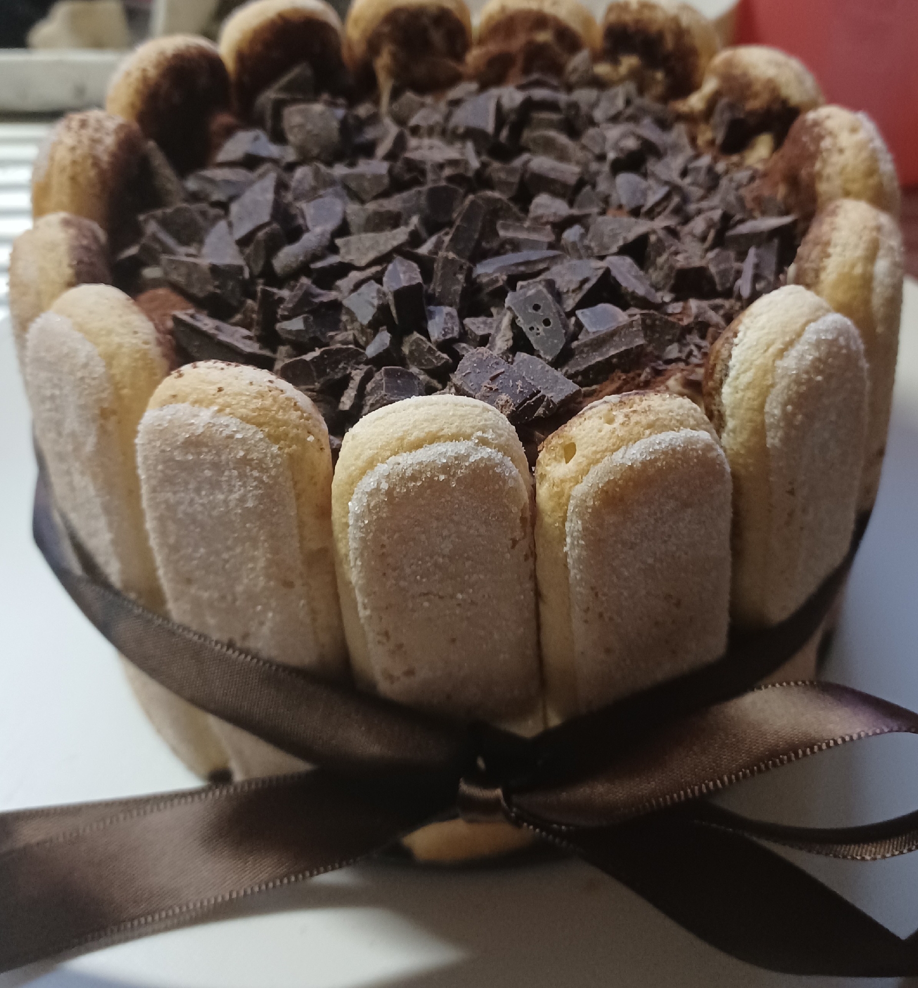 ボノミのビスコッティで作ったティラミスシャルロットケーキ、刻んだチョコのせ