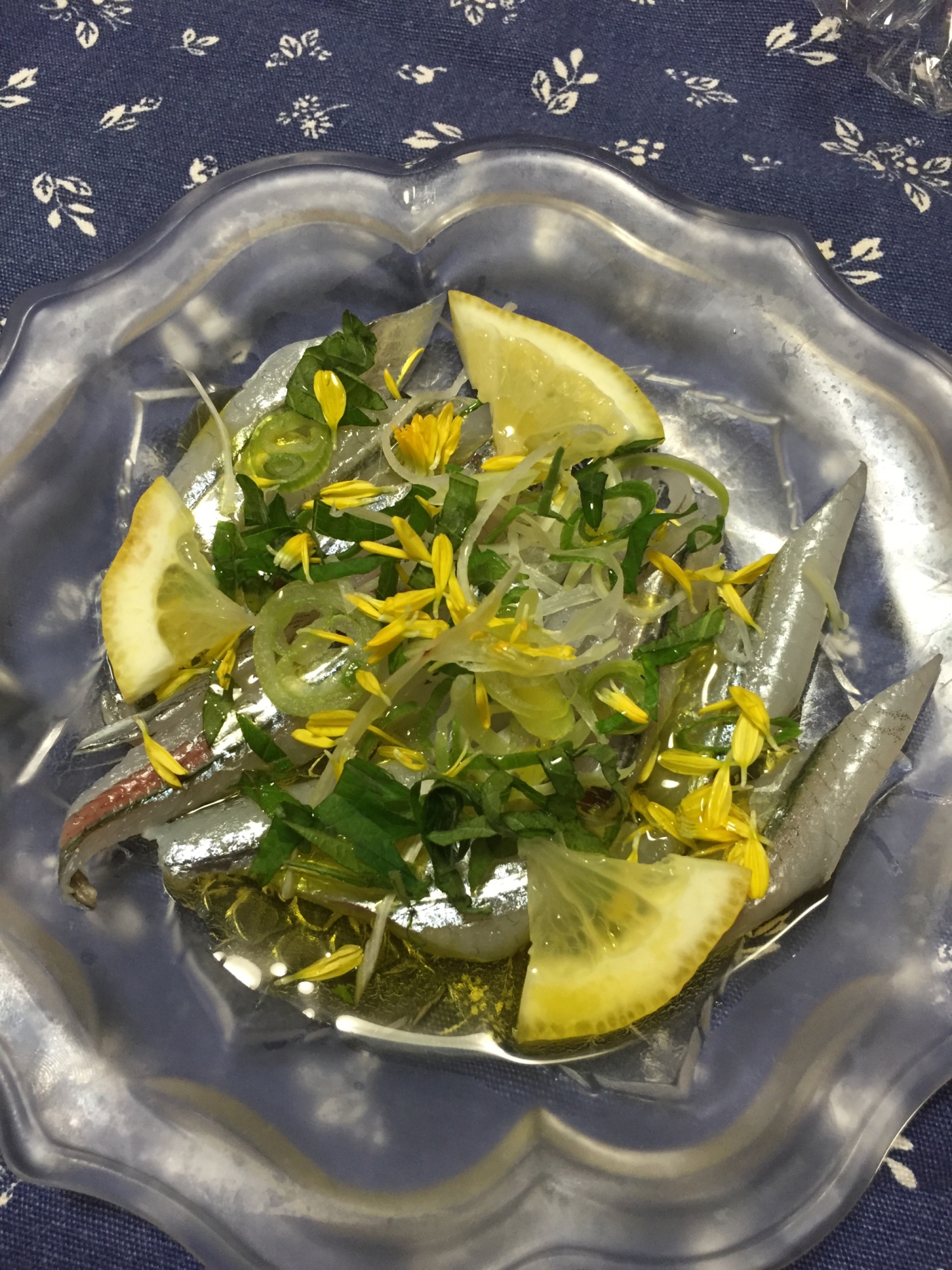 透明な皿に盛っているサヨリとレモンのカルパッチョ