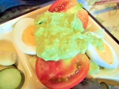 朝食に驚きを与えるアボガドサラダ