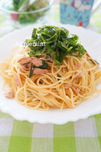 大葉がたっぷりのった梅とツナのパスタ