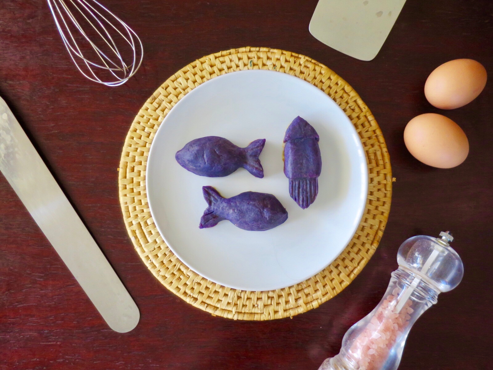 魚の形を紫芋のスイートポテトが金縁の白い皿に盛られている