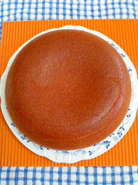 青い模様入りの白い皿に盛られた大きなカステラパンケーキ