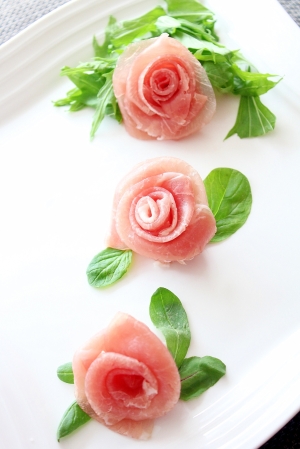 生ハムの薔薇の花の飾り切り お祝いおもてなしに レシピ 作り方 By ラムちゃん1224 楽天レシピ