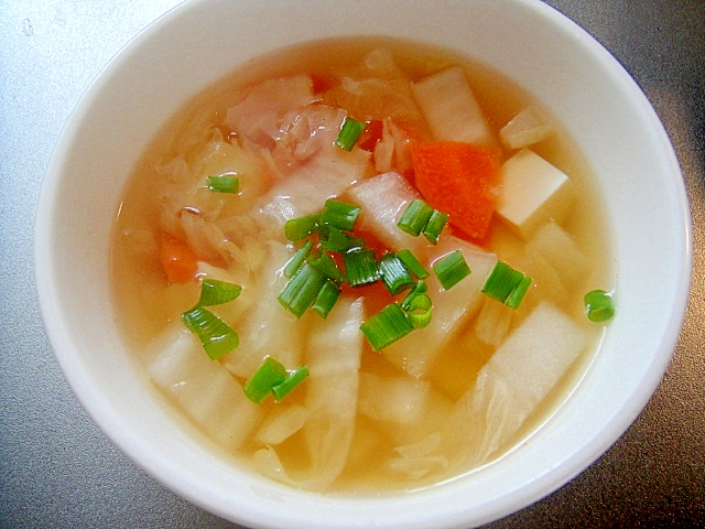 白い器に入った白菜と豆腐のコンソメスープ