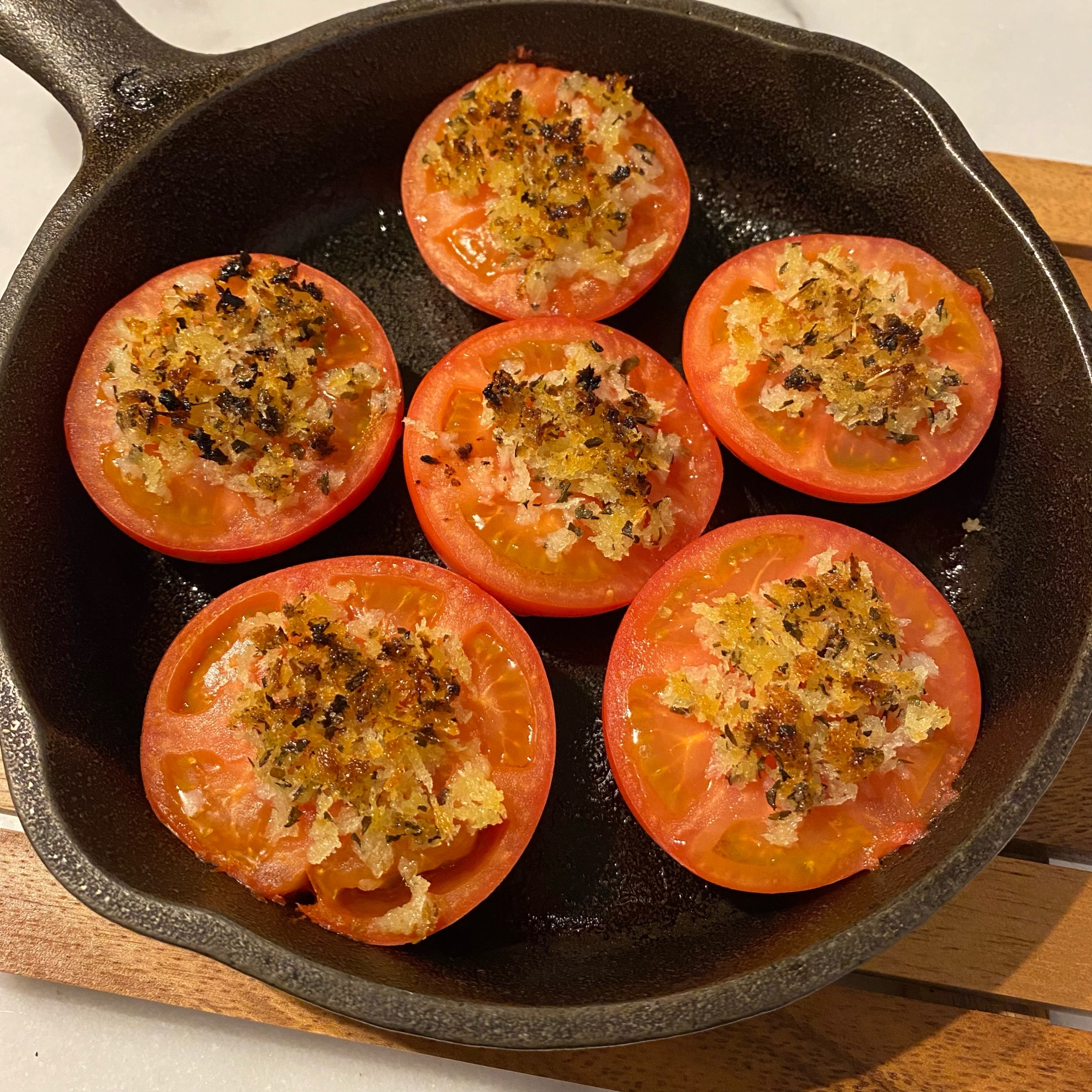 スキレット鍋にのせられたローストトマト
