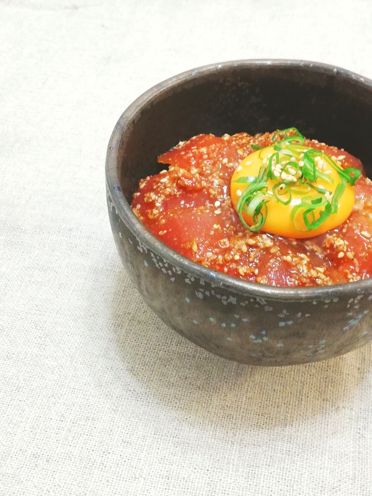 丼に盛り付けられたピリ辛中華風マグロのづけ丼