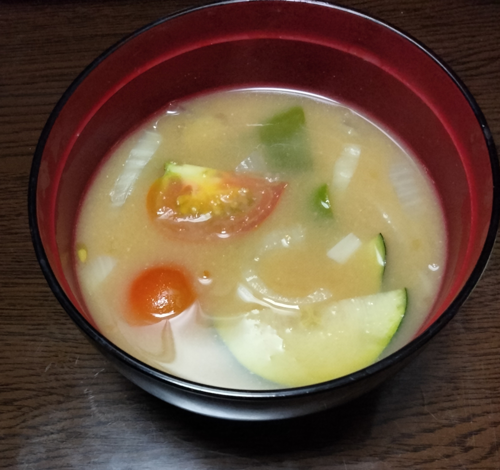 夏野菜で味噌汁 ズッキーニ新玉ねぎプチトマト