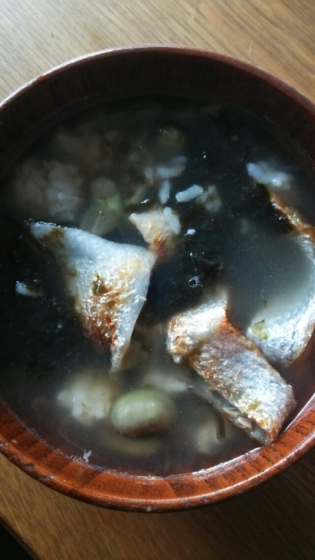 3. 鮭皮と枝豆、焼き海苔の昆布茶漬け