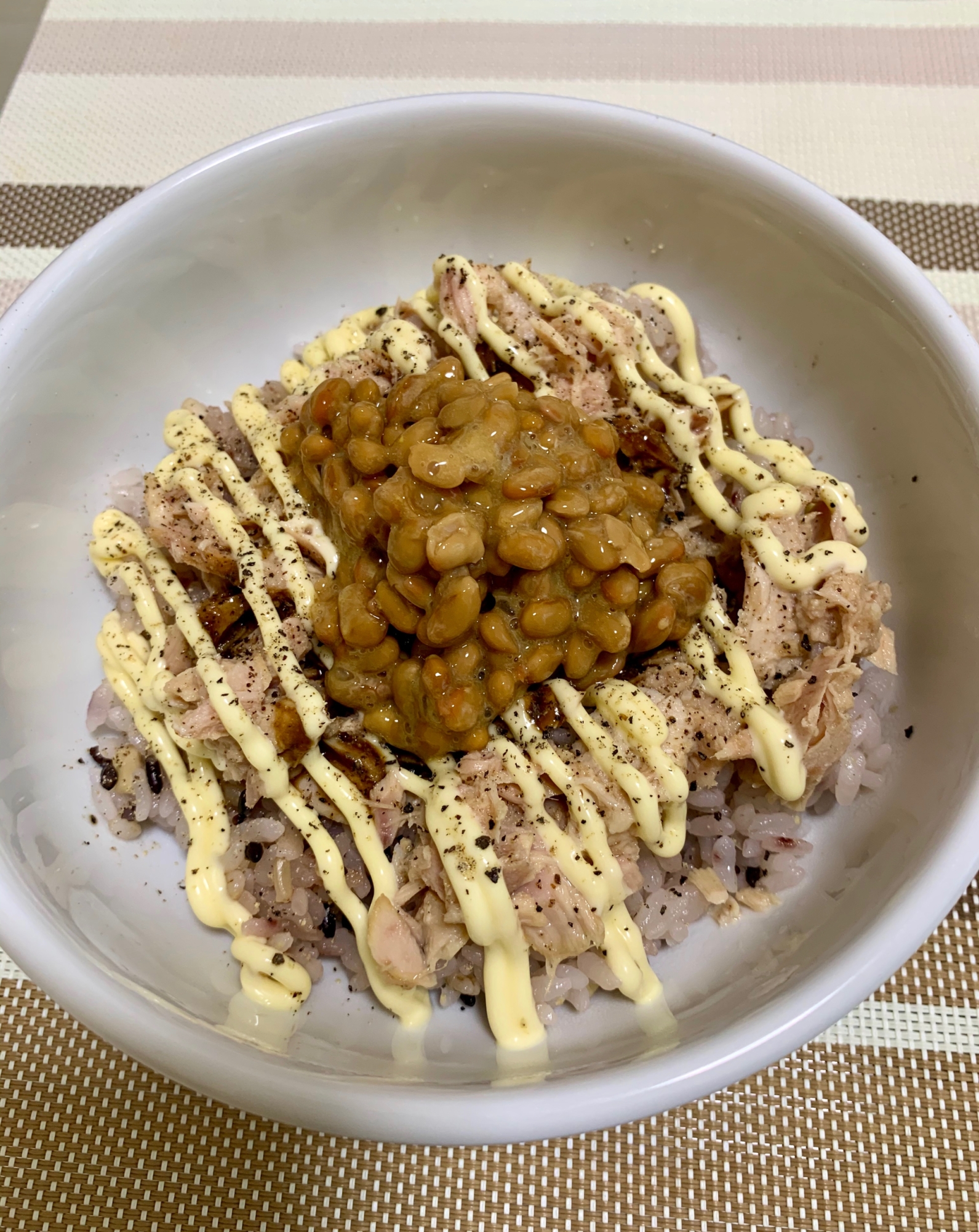 白い器に盛られたツナマヨ納豆丼