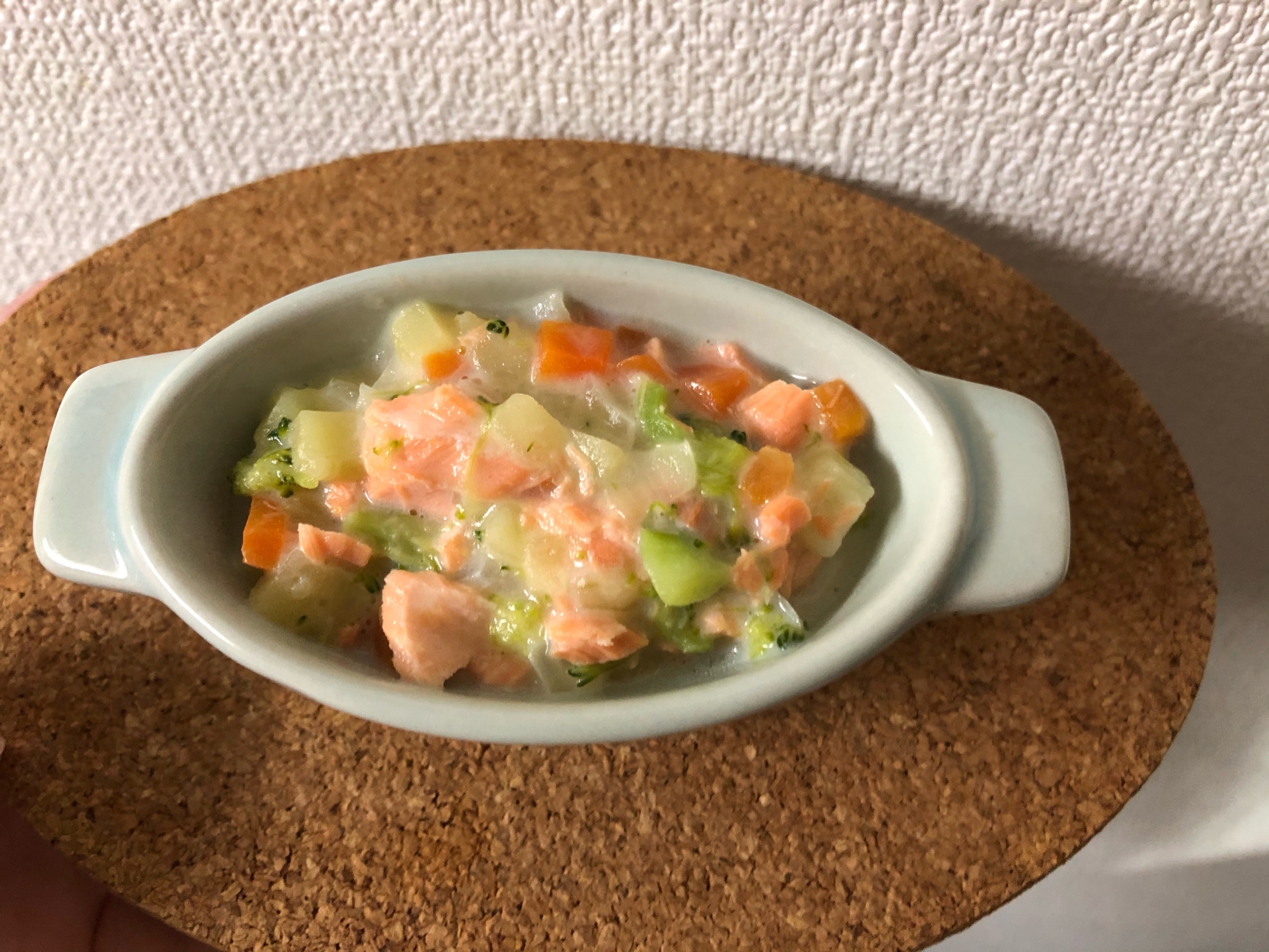 グラタン皿に入った鮭と野菜のクリームシチュー