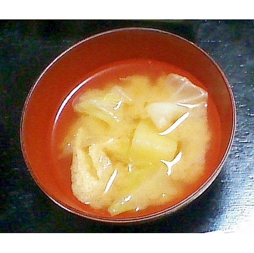 キャベツとじゃがいもと油揚げの味噌汁
