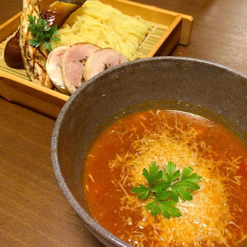 黒い器に入ったチーズカレーとザルに盛られたつけ麺