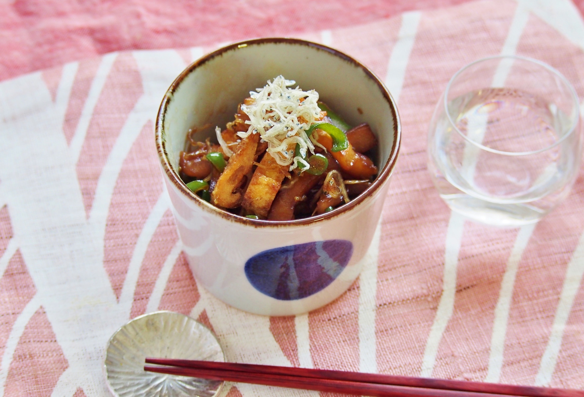 白い器に入った野菜とお揚げとちりめんじゃこの佃煮風炒め