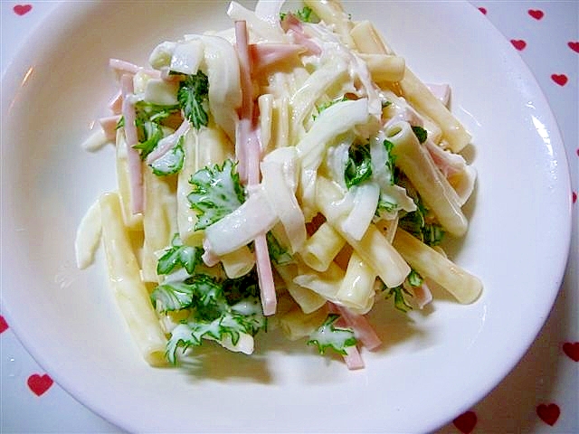 白い皿に盛られたわさび菜のマカロニサラダ