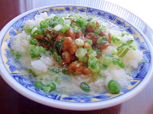 中華風の青い模様の皿に盛り付けられている納豆おろし冷麺