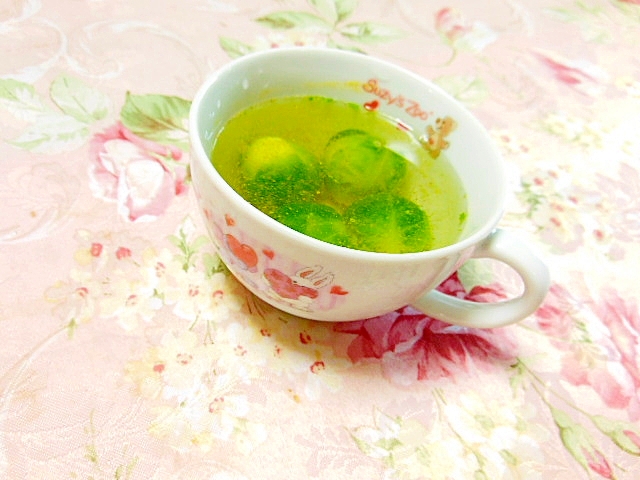 器に盛られた芽キャベツのカレースープ