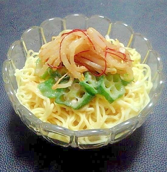 ガラスの器に入っているもやしのナムルとオクラの冷麺