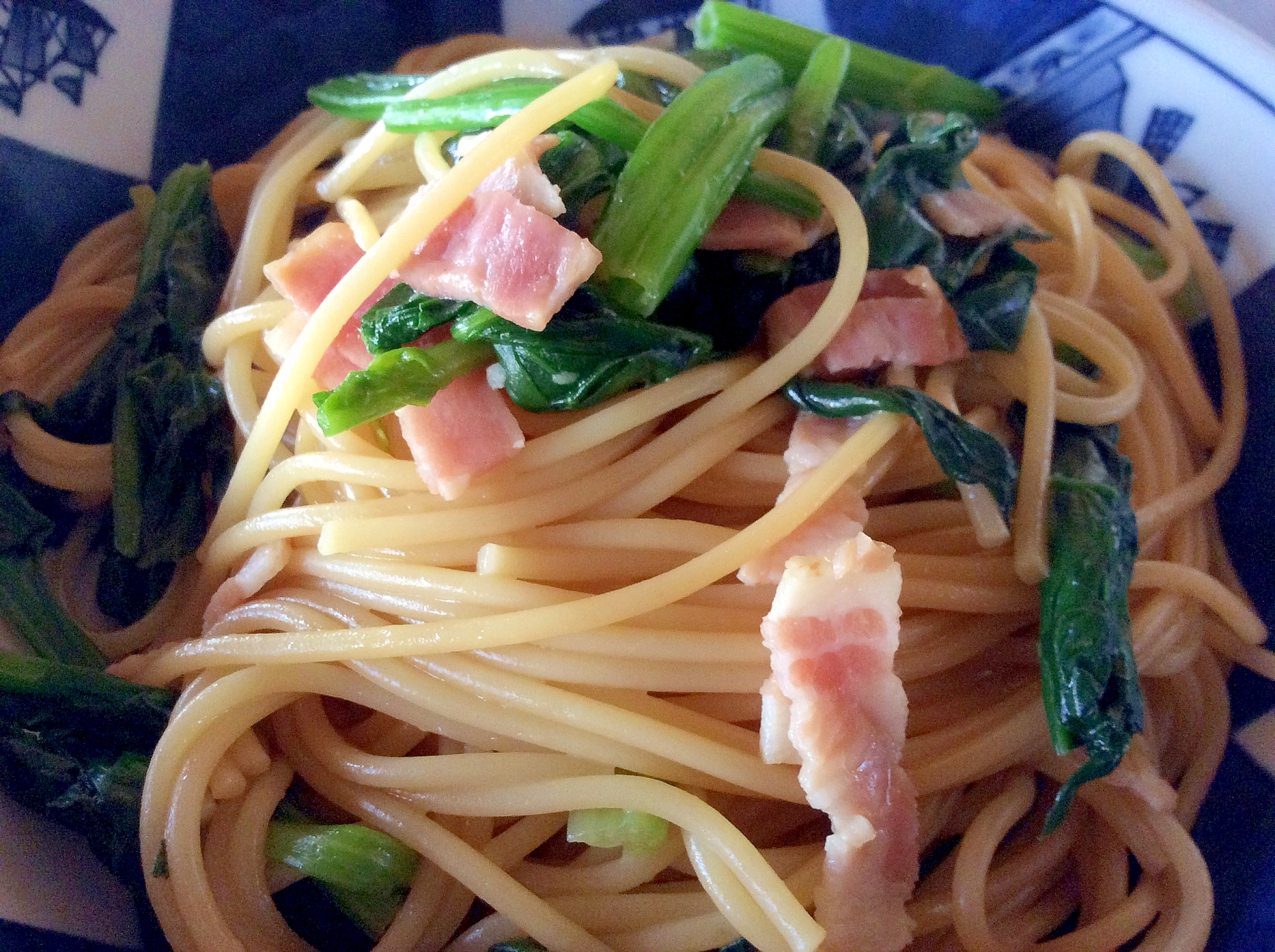 小松菜とベーコンのガーリックバター醤油パスタ