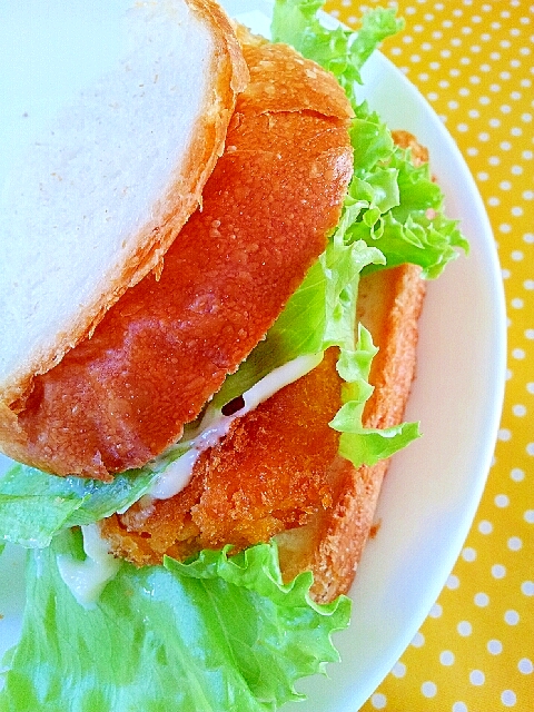 ローストチキンの残りで、エスニックチキンサンド。