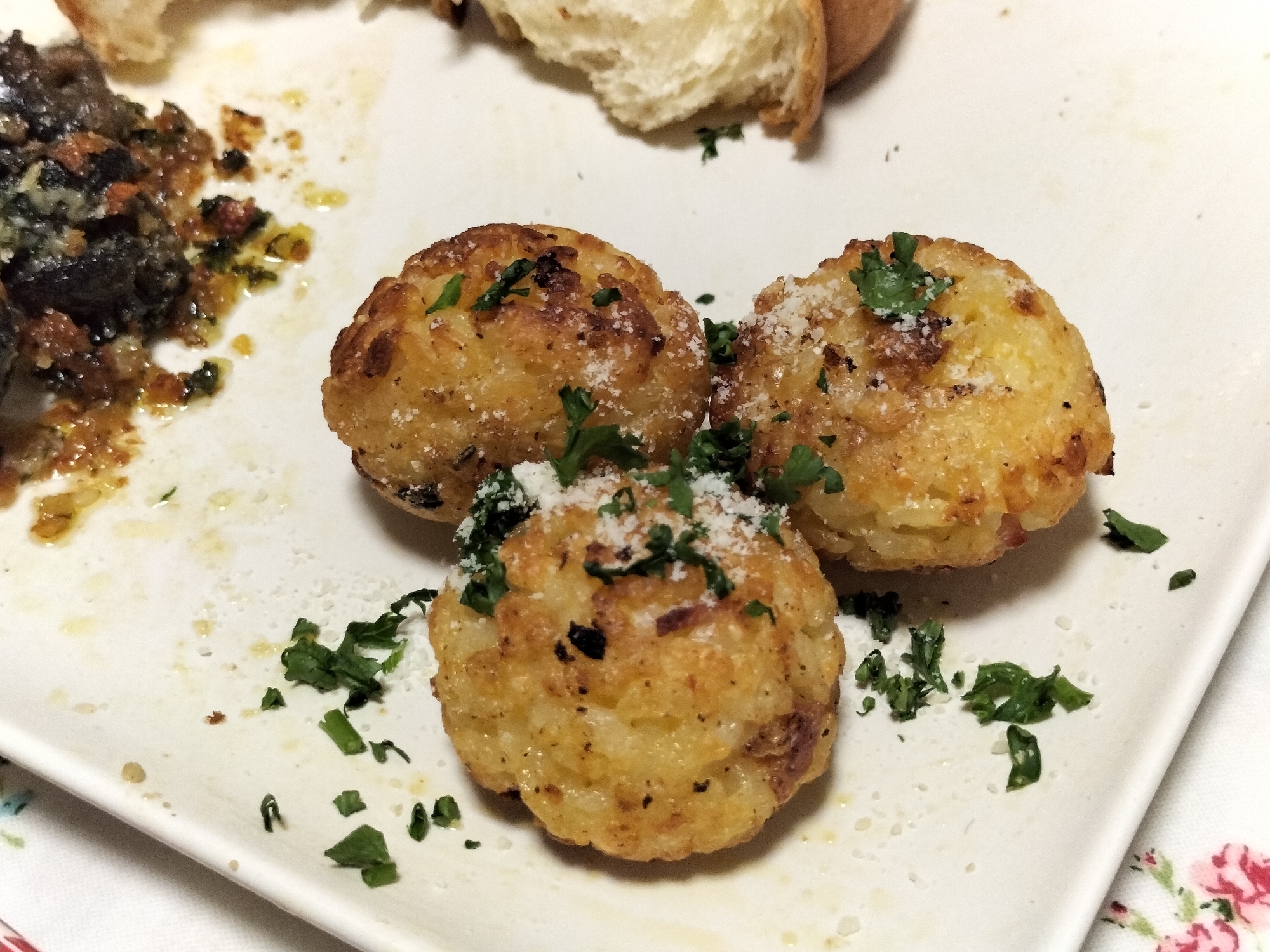 残りごはんで作ったカルボナーラ風の焼きおにぎりが白い皿に盛り付けられているところ