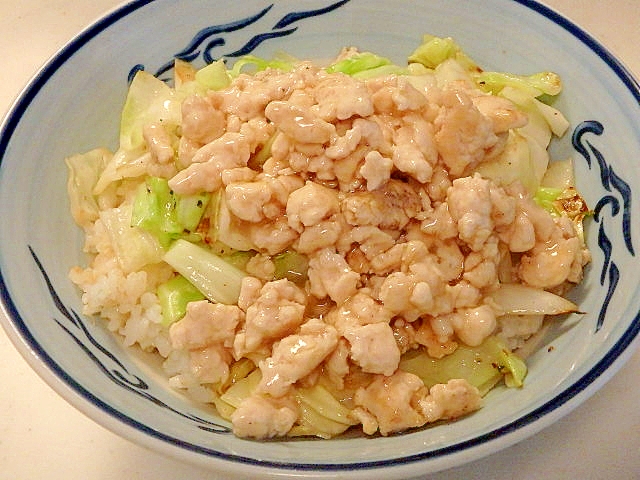 白い丼に盛り付けられている鶏胸肉とキャベツの塩中華風丼