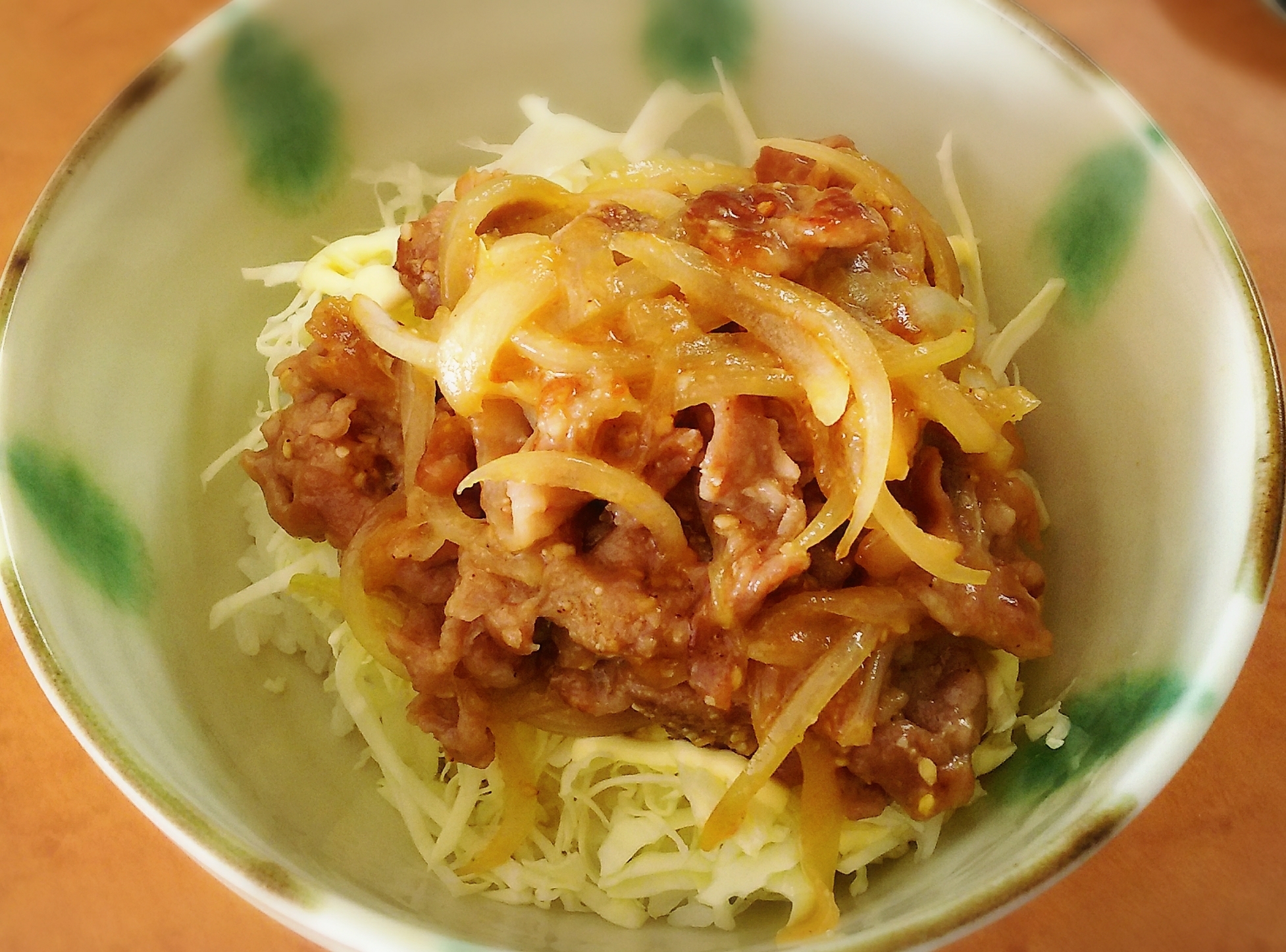 和食器に盛りつけたごま味噌豚こま丼