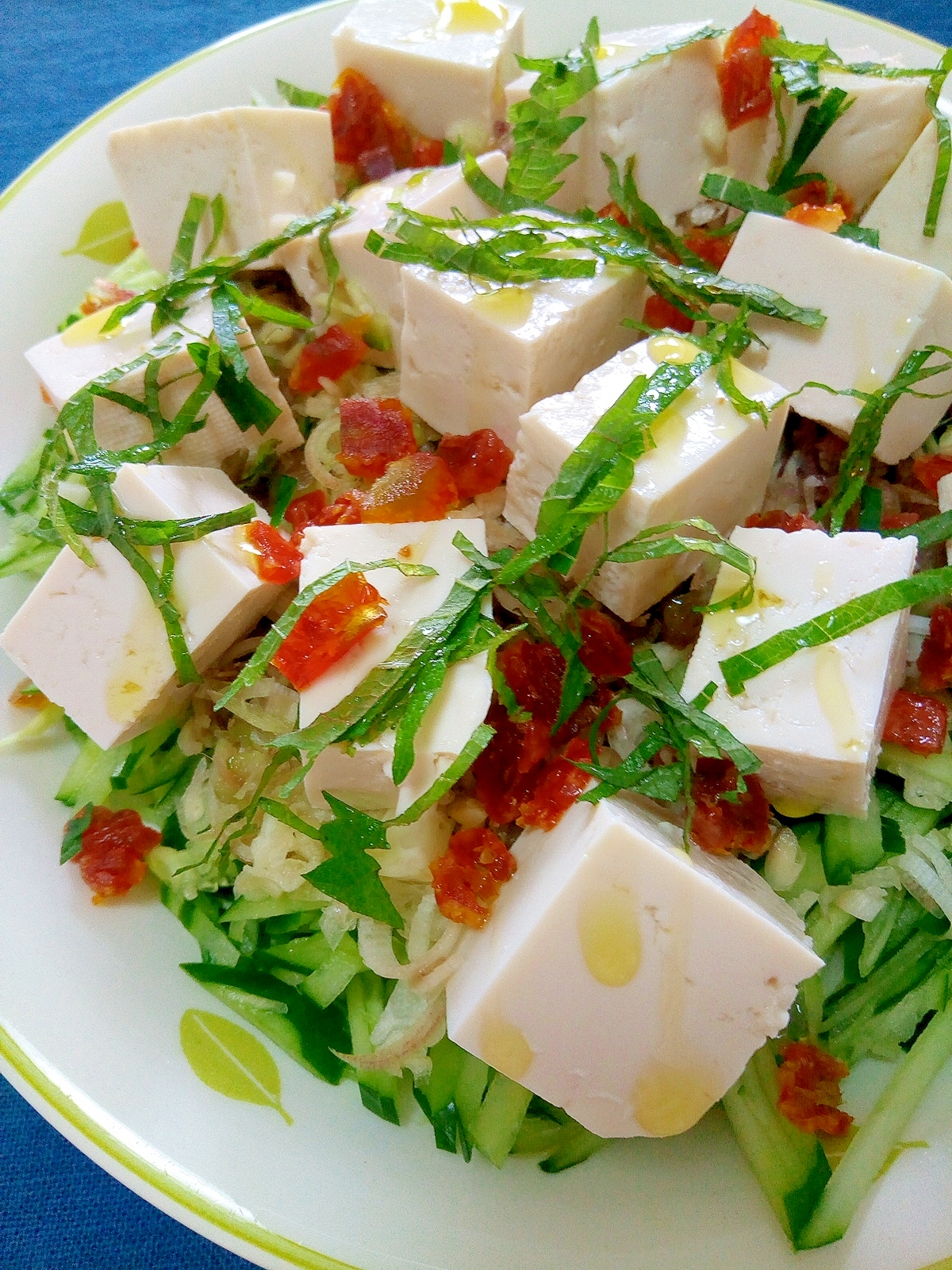 皿に盛られた豆腐とトマトのイタリアンサラダ