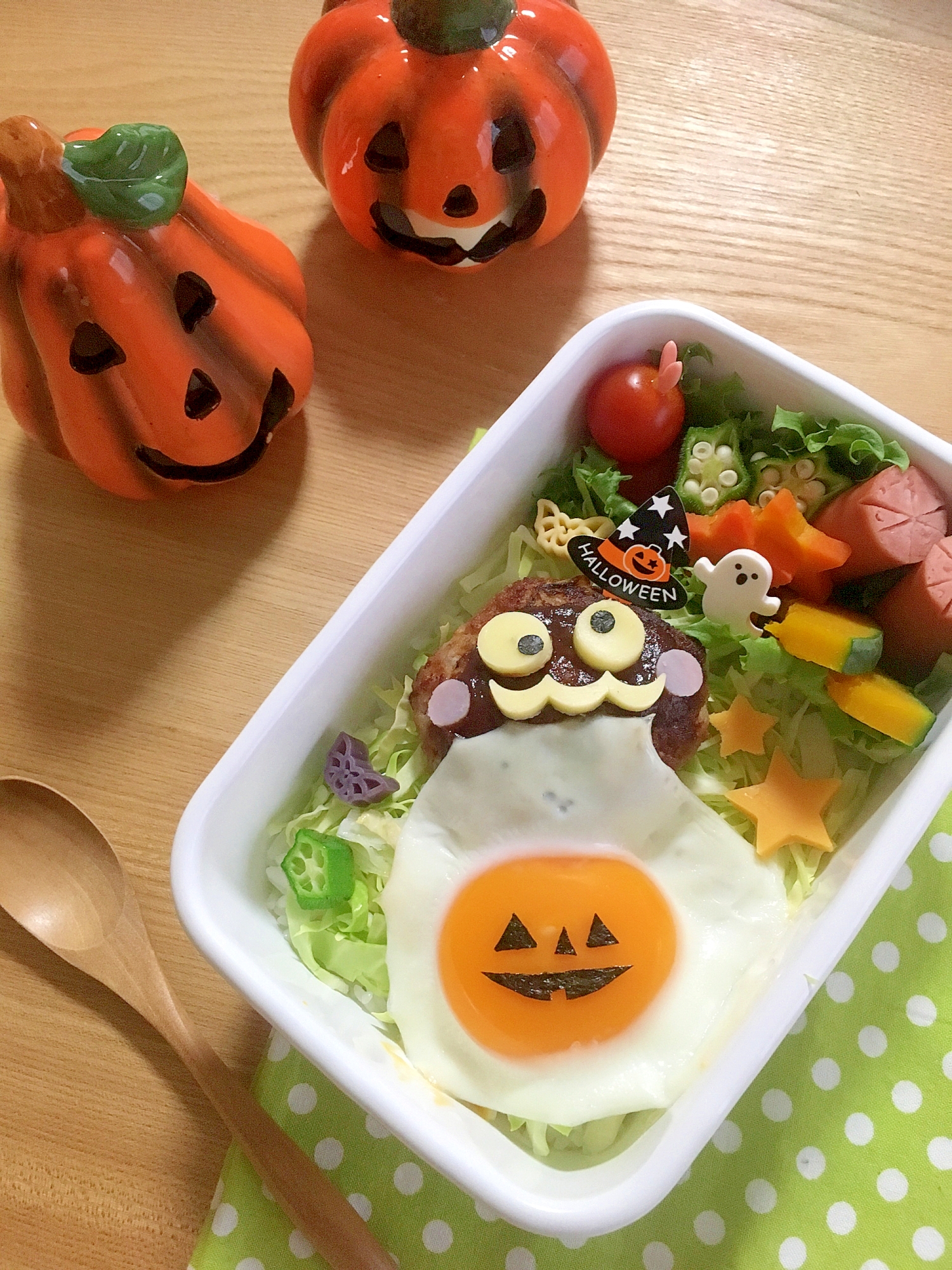 白い弁当箱に詰められたハロウィンロコモコ