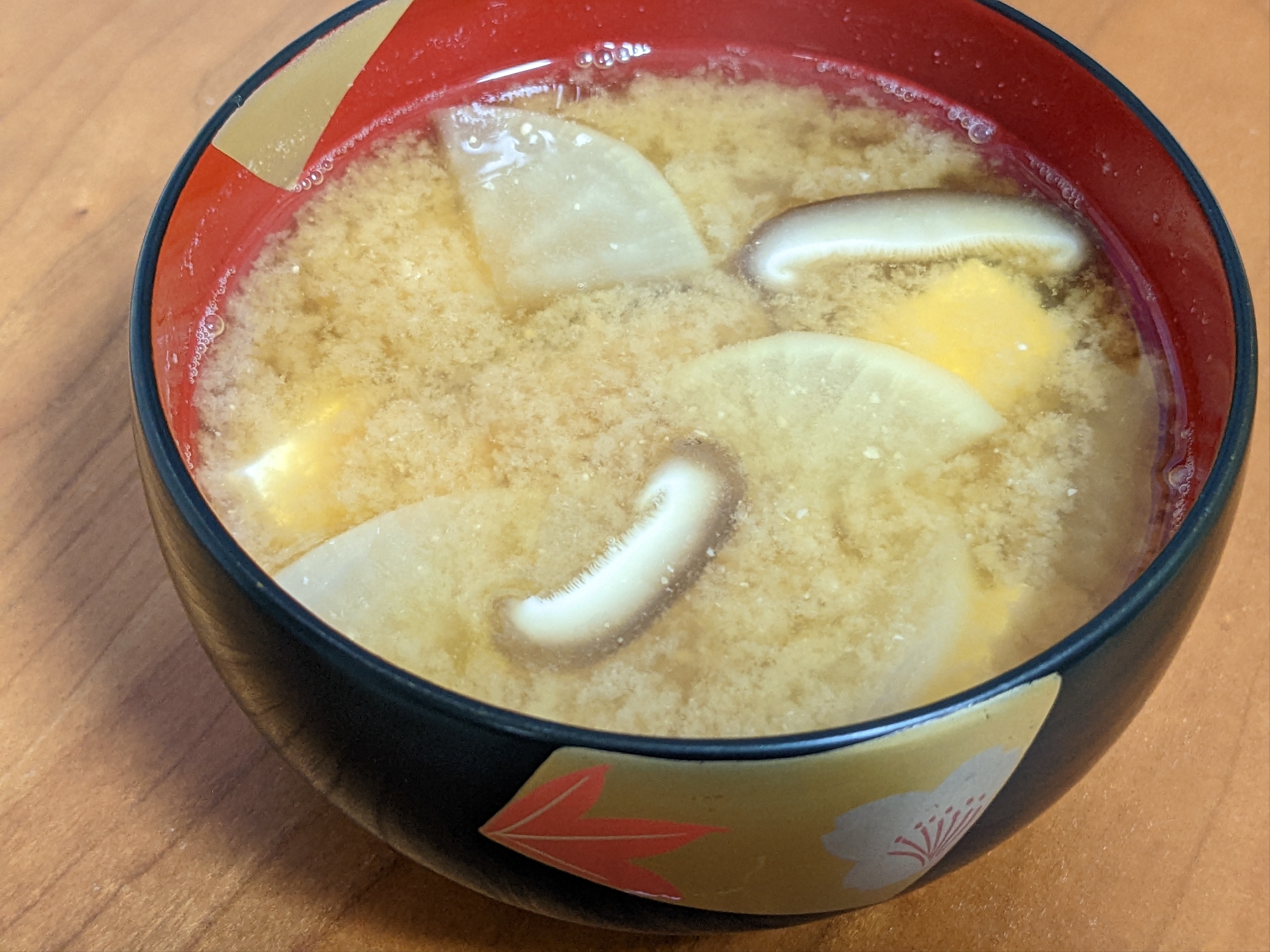 お椀に盛られた、しいたけと大根の味噌汁