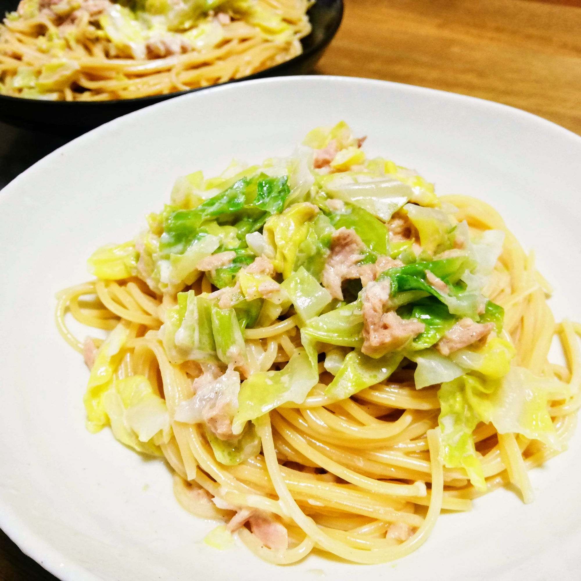 白い皿に盛られたキャベツのめんつゆツナマヨパスタ