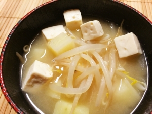 モヤシ ジャガイモ 豆腐の味噌汁 レシピ 作り方 By たかまさ20010911 楽天レシピ