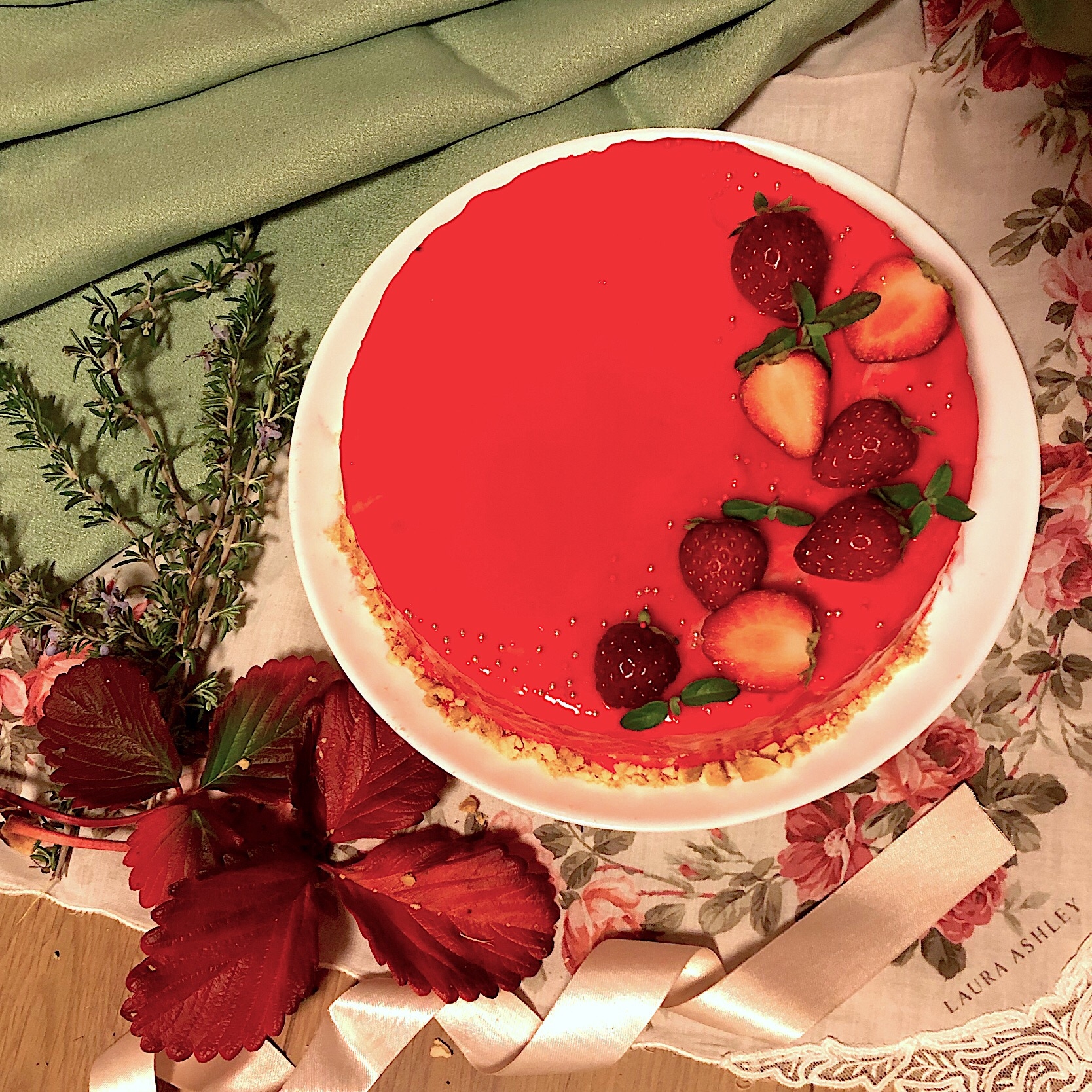 白いお皿に乗った真っ赤なミラーケーキ