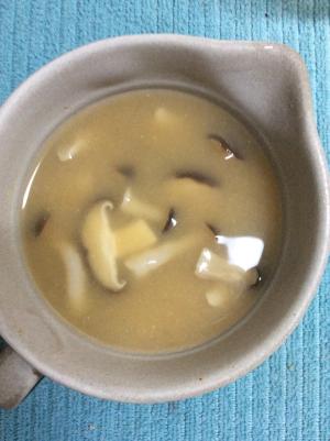 しいたけとしめじで きのこの味噌汁 レシピ 作り方 By ハトリーナ 楽天レシピ