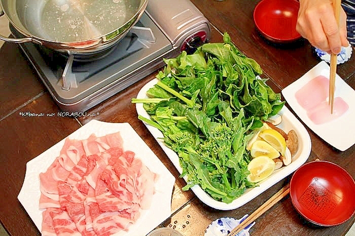のらぼう菜と豚ロース肉としゃぶしゃぶ鍋の並んだ食卓