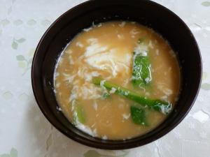 小松菜と白身卵の味噌汁 レシピ 作り方 By のん７８６ 楽天レシピ