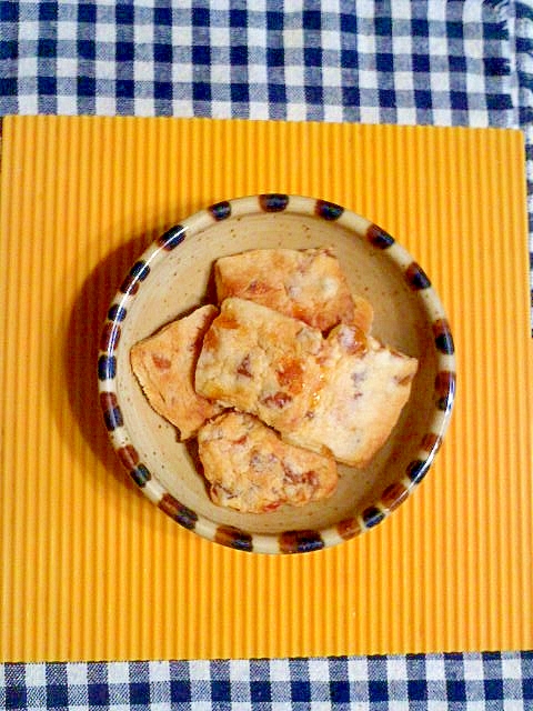 青色と茶色の模様が入ったベージュの丸皿に盛られた干し柿のさくさくクッキー
