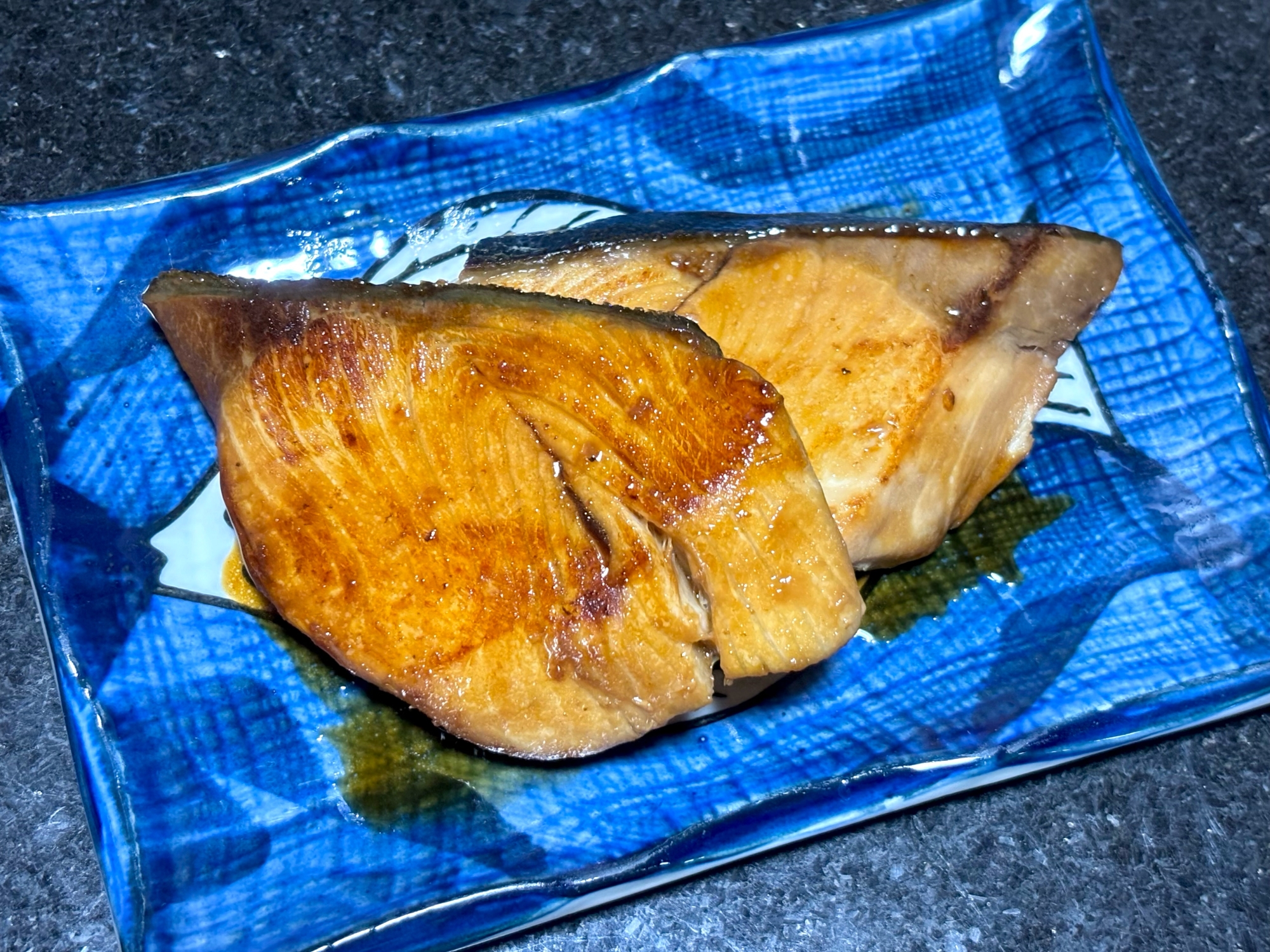 青い角皿にのったぶりの照り焼き