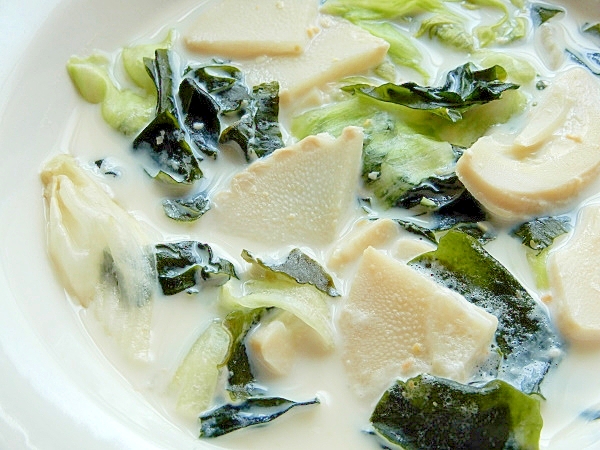 白い器に盛られたレタスとワカメのミルク味噌スープ