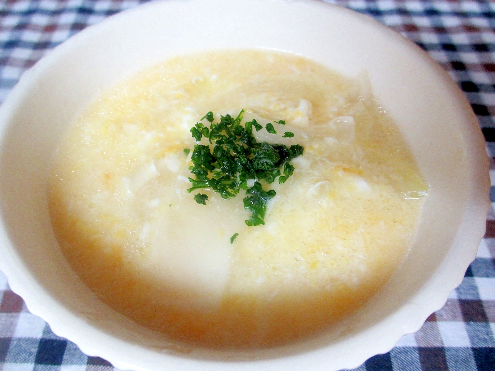 白い器に盛りつけられた餃子の皮と卵のチーズスープ