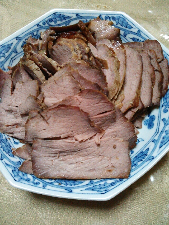 絵皿に盛り付けた豚肩ロース肉の焼き豚
