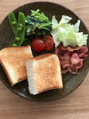 トーストとほうれん草のマヨ和え ベーコンの朝ごはん レシピ 作り方 By ボンド子 楽天レシピ