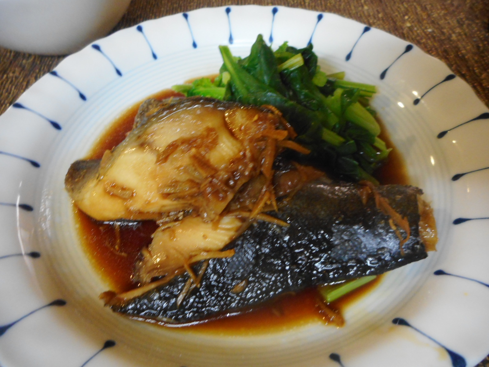 和皿に盛られた、銀だらと小松菜のはちみつしょうが煮