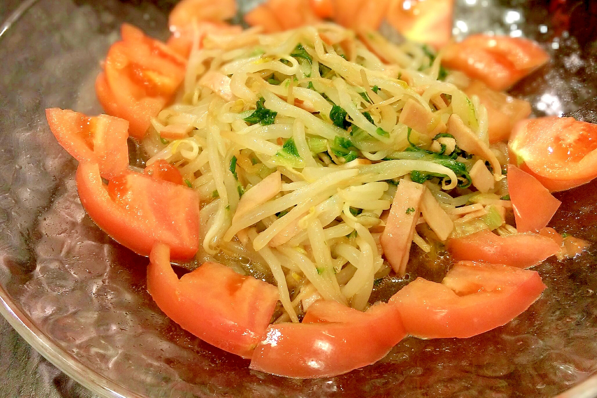 ガラスの皿に盛られた白菜ともやしの中華サラダ