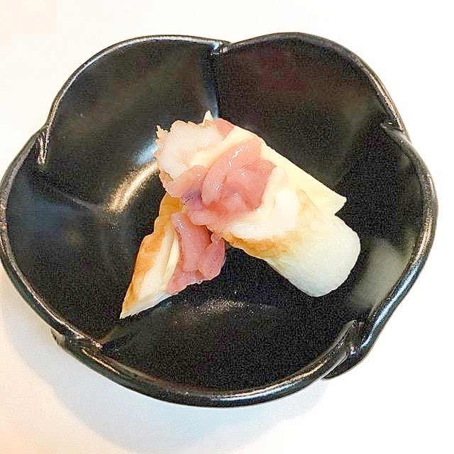 黒い器に盛り付けたチーズとイカ明太のちくわ巻き