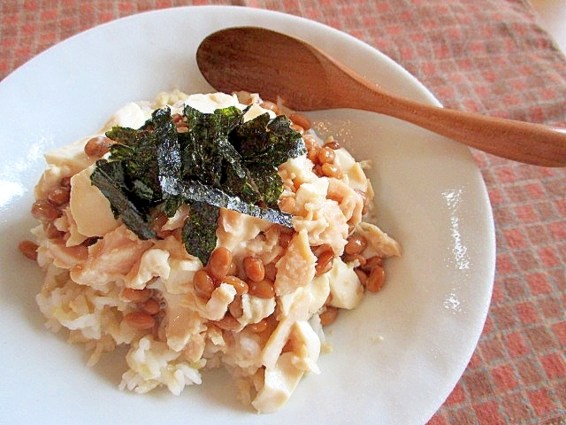 白い皿に盛り付けられた納豆ツナマヨ丼