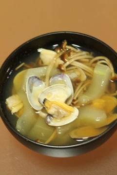 オバケきゅうりとブラウンえのきとあさりのおつゆ