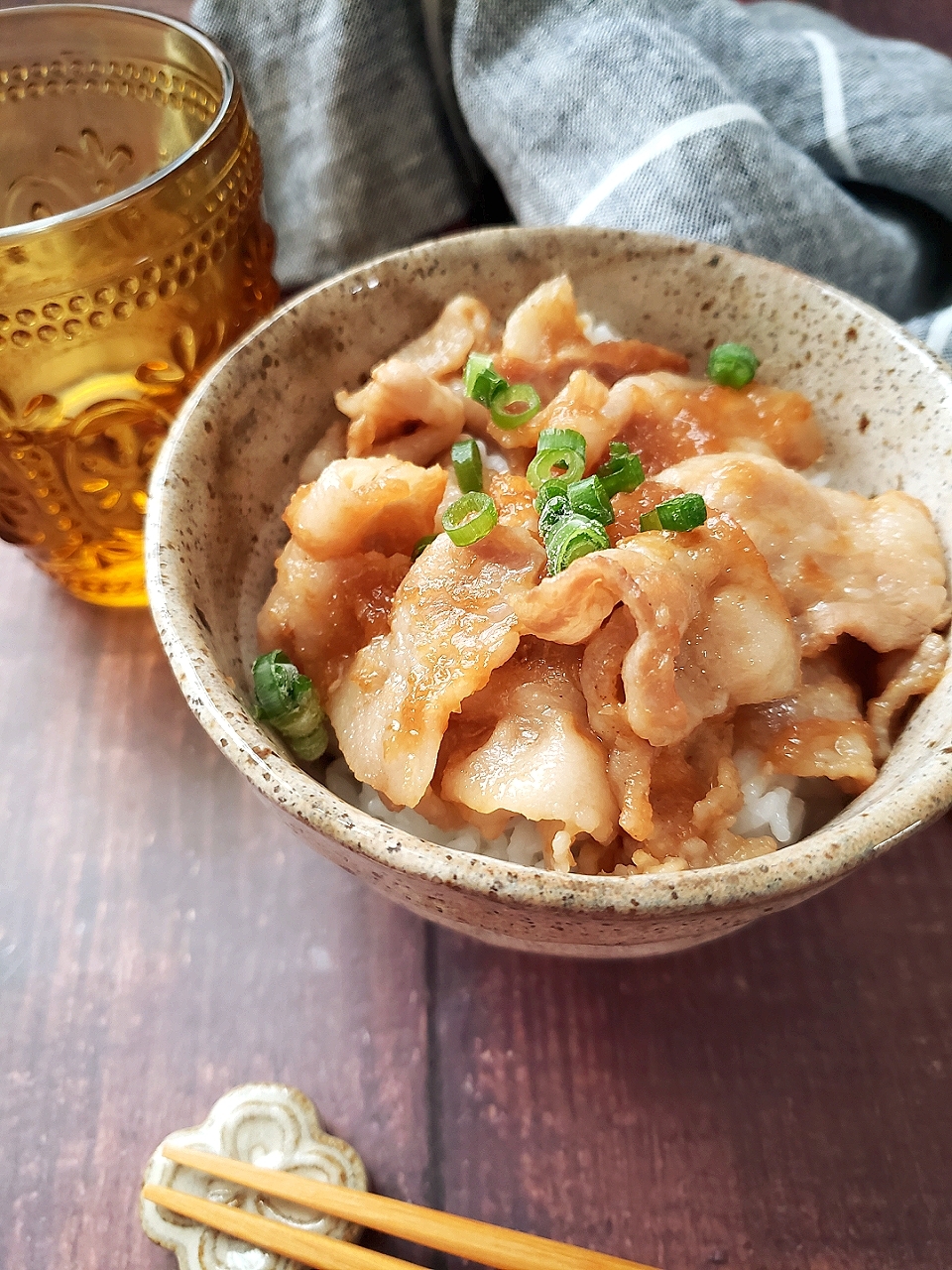 かきこみたくなる美味しさ！オニオンおろしの豚バラ丼 - MORE-IPPIN | 毎日の献立の「もう一品」を提案するサービス