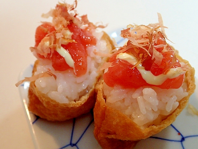 和食器に盛り付けたイカ明太のいなり寿司